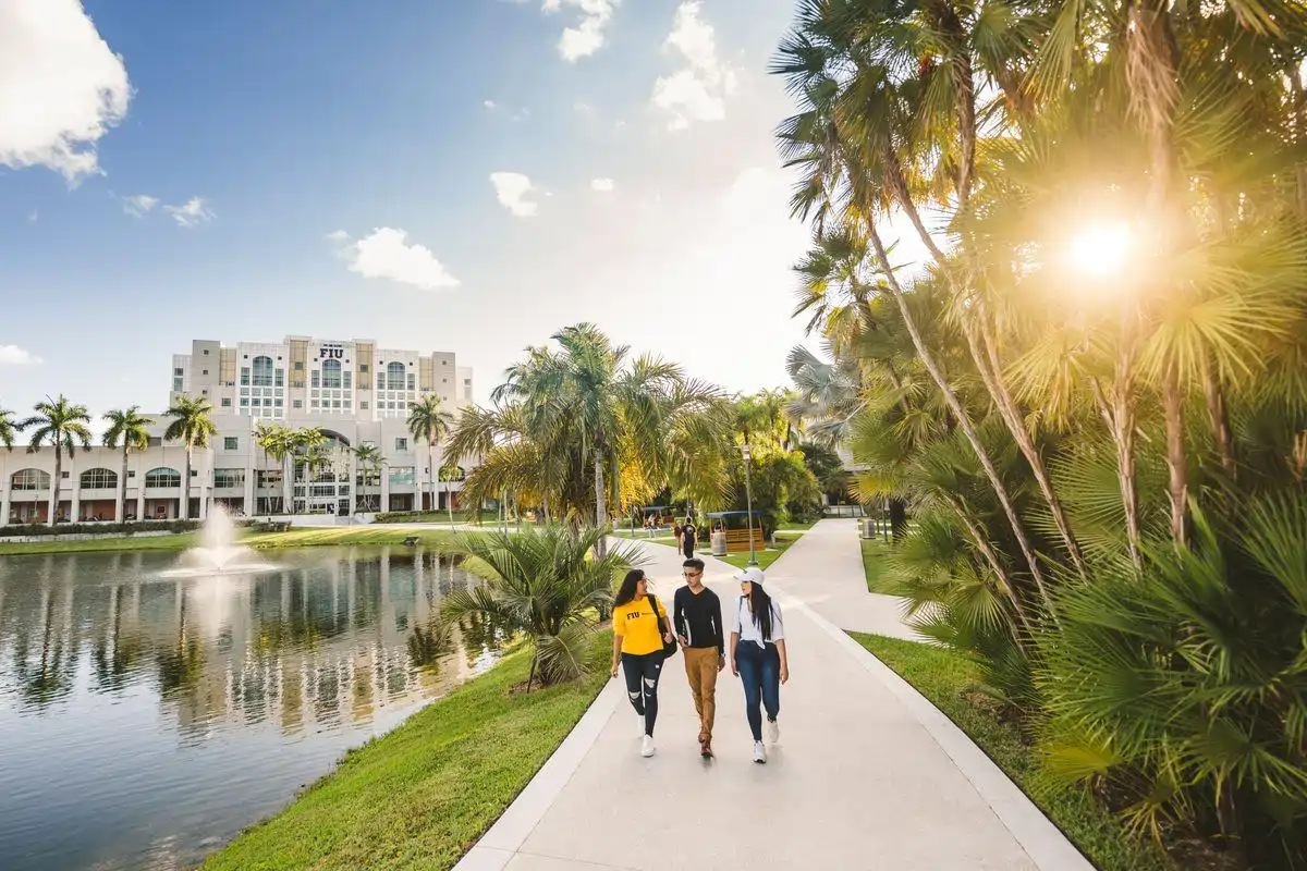 studends-walking-at-the-campus-of-fiu